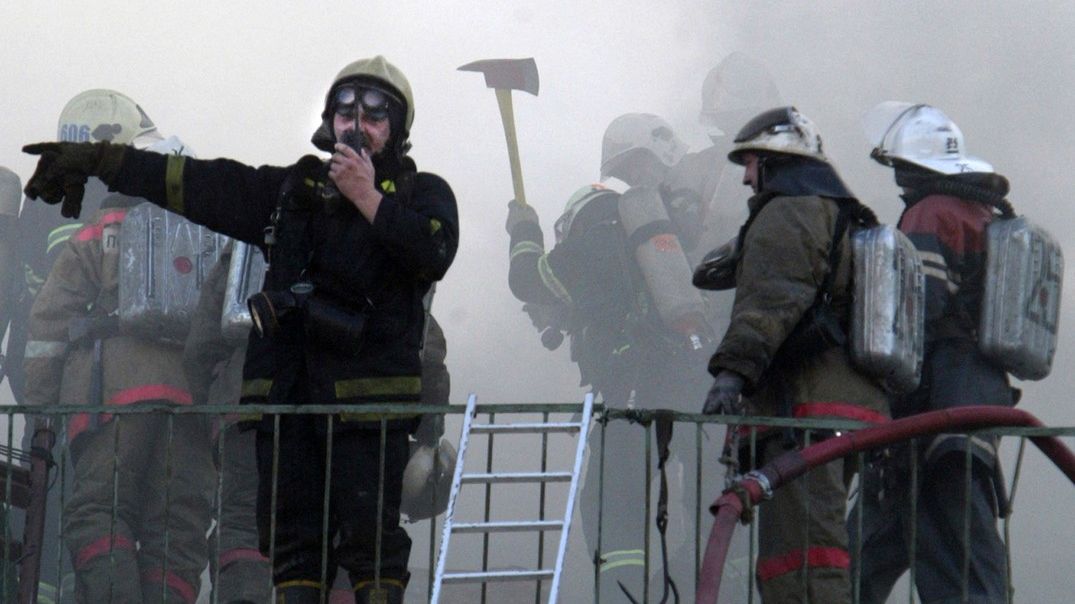 V centru Moskvy likvidují velký požár nevyužívaných budov. Jedna se částečně zhroutila